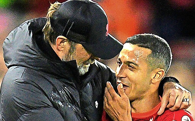 Jrgen Klopp (links) und sein Top-Transfer Thiago Alcantara  | Foto: OLI SCARFF (AFP)