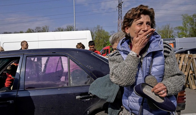 Eine Frau aus Mariupol, die mit dem ei...uto nach Saporischschja fliehen konnte  | Foto: ED JONES (AFP)