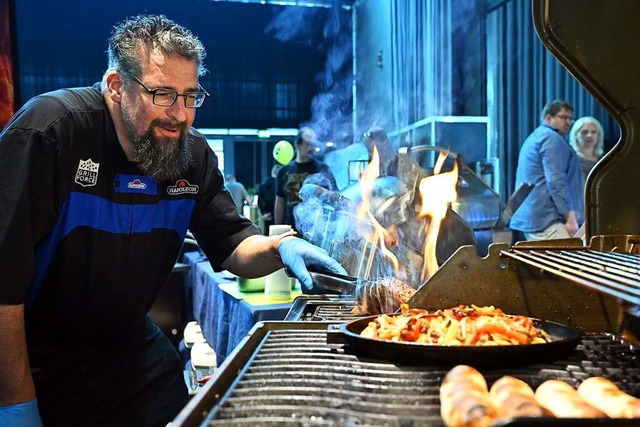 Beefmaker Oliver Konzelmann grillt auf der Messe Rauch&amp;Glut direkt am Stand.  | Foto: Thomas Kunz