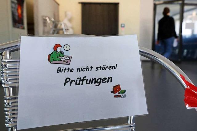 Warum das Spanisch-Abitur an einem Freiburger Gymnasiums an einen betrunkenen Schiedsrichter erinnert