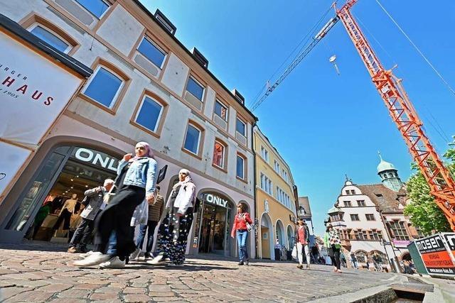 Ein Riesenkran steht noch bis November am Freiburger Rathausplatz