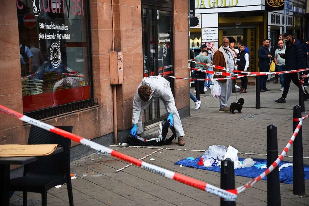 Die Spurensicherung arbeitet am Tatort in Mannheim  | Foto: René Priebe (dpa)