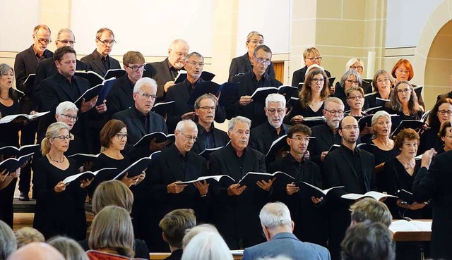 Der Motettenchor bei einem Aufritt in der St. Bonifatiuskirche in Lrrach  | Foto: Roswitha Frey