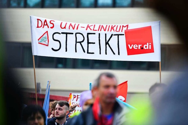 Streikende am Uniklinikum in Heidelberg der Gewerkschaft verdi.  | Foto: Uwe Anspach (dpa)