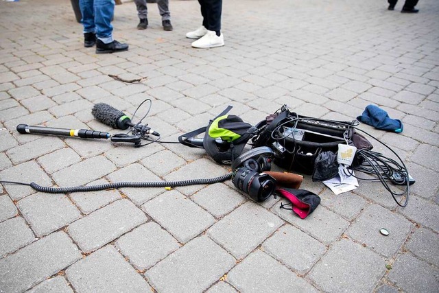 Die Ausrstung eines Kamerateams liegt...hrend einer Demonstration verhindern.  | Foto: Christoph Soeder (dpa)