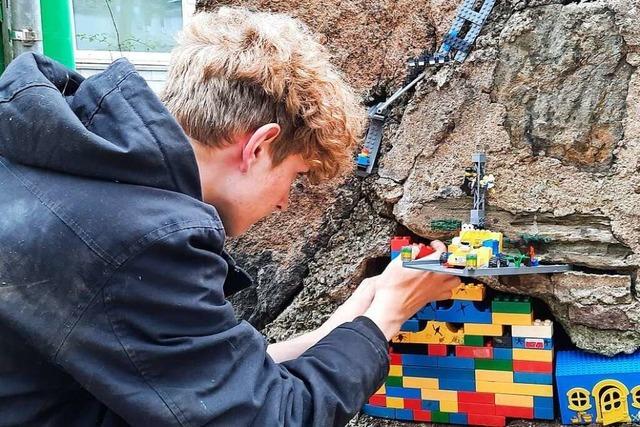 Schler in Neustadt fllen Lcken und Lcher in der Stadt mit Lego