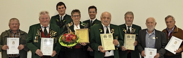 Die Geehrten des Schtzenvereins Biederbach mit den zwei Vorsitzenden.   | Foto: Verein