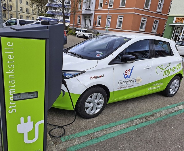 Ein Elektroauto der Stadtwerke Waldshut-Tiengen an der Stromzapfsule.  | Foto: Juliane Schlichter