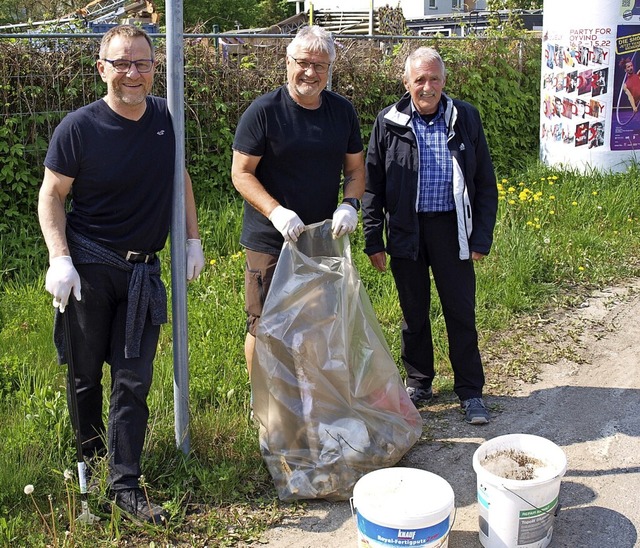 Mathias Lang (von links), Thomas Herzo...Freiwillige an anderen Stellen im Ort.  | Foto: Paul Schleer