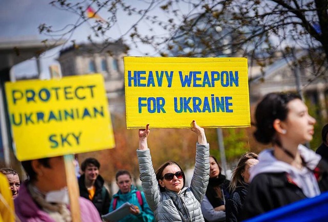 Eine Demonstrantin fordert schwere Waffen fr die Ukraine.  | Foto: Kay Nietfeld