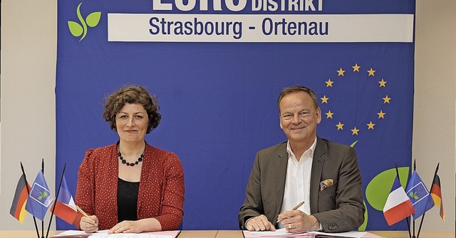 Landrat Frank Scherer mit Eurodistrikt...eichnung der Mandatierungsvereinbarung  | Foto: Eurodistrict Strasbourg-Ortenau / Jrme Dorkel 