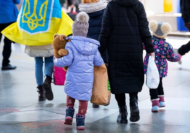 Seit Beginn des russischen Angriffskri..., darunter 104 Kinder und Jugendliche.  | Foto: Sven Hoppe (dpa)