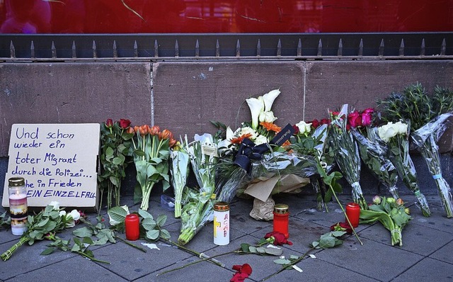 Blumen liegen am Ort, an dem ein Mann nach einer Polizeikontrolle starb  | Foto: Ren Priebe (dpa)