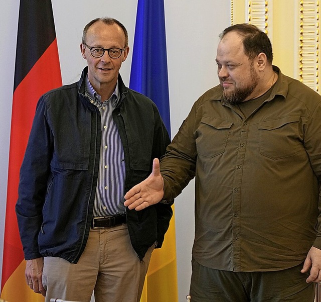 Friedrich Merz mit Ruslan Stefantschuk (rechts)  | Foto: Efrem Lukatsky (dpa)