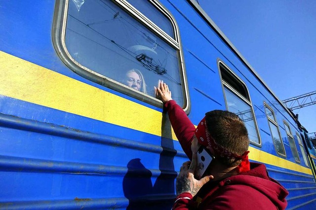 Eine Frau flchtet aus Odessa  | Foto: - (dpa)