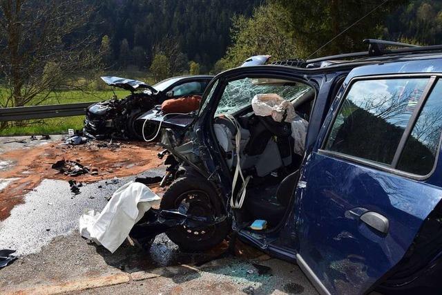 Schwerer Unfall im Bereich Bruderhalde – Frau war in Wagen eingeklemmt