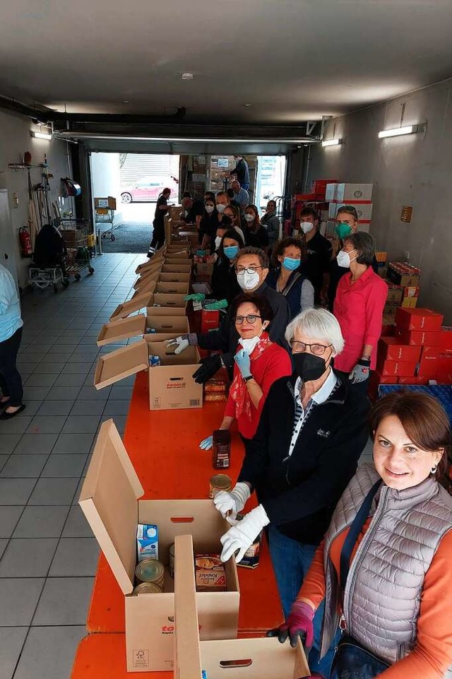 250 Pakete mit Lebensmitteln fr je ei...n ehrenamtliche Helfer fr Wischgorod.  | Foto: Sonja Raupp (Stadt Lrrach)