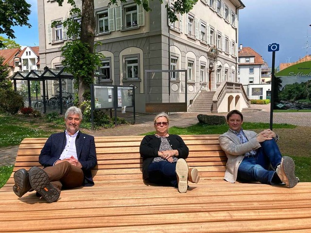 Genieen die neue Bank vor dem Rathaus... Leiter des Verkehrs- und Kulturamts    | Foto: Annemarie Rsch