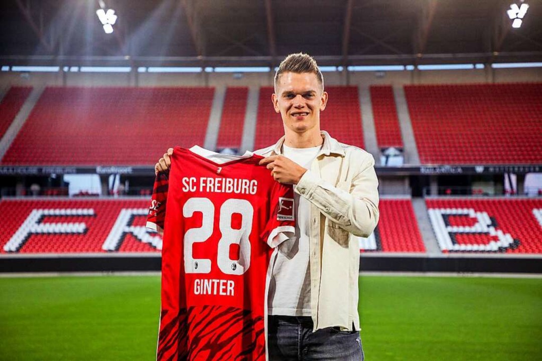 Matthias Ginter mit seinem Trikot für die kommende Saison  | Foto: SC Freiburg