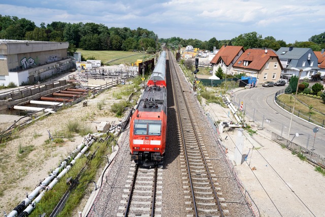 Ein Personenzug passiert die Tunnelbau...iter fortgeschritten, als in Sdbaden.  | Foto: Benedikt Spether