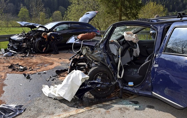 Zwei Schwerverletzte forderte der Unfall im Bereich Bruderhalde.   | Foto: kamera24