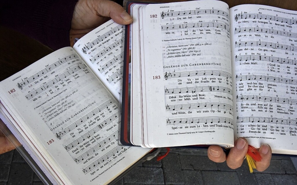 Gesangbücher mit normaler oder mit großer Schrift für Beeinträchtigte  | Foto: Markus Zimmermann