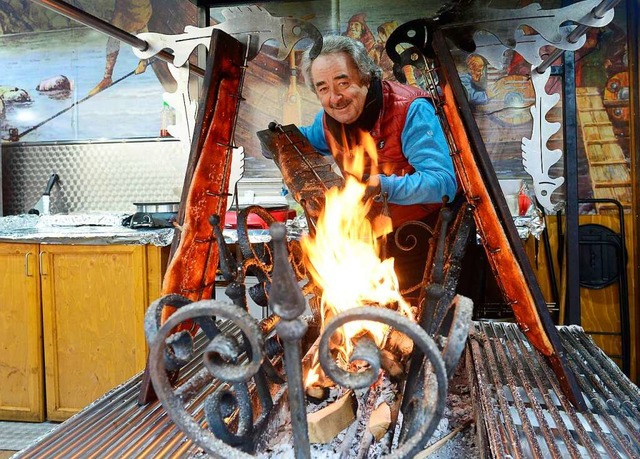 Johann Traber mit seinem  Flammlachs a... sind die Klemmvorrichtungen zu sehen.  | Foto: Ingo Schneider