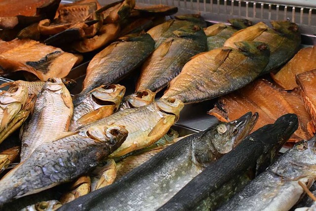 Gerucherter und getrockneter Fisch ge...lch erfreuen sich groer Beliebtheit.   | Foto: Frank Schoch