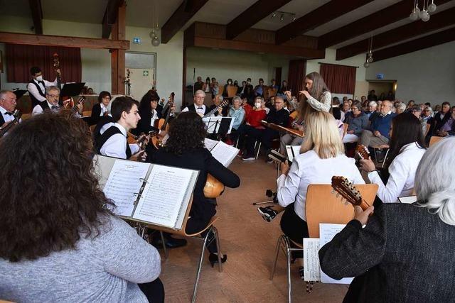 Premiere für die neue Dirigentin des Mandolinen- und Gitarrenvereins