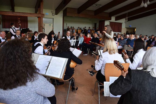 Das Jechtinger Zupforchester unter Lei...tineekonzert am Sonntag im Winzersaal.  | Foto: Roland Vitt