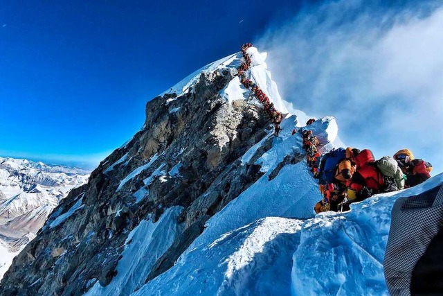 Auf dem Gipfel des Mount Everest zu stehen, ist fr viele Bergsteiger ein Traum.  | Foto: HANDOUT (AFP)