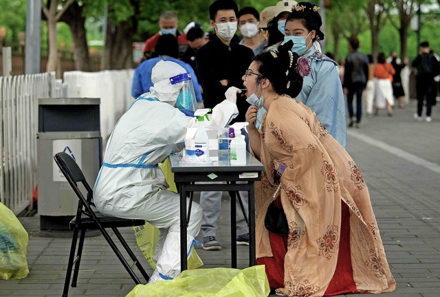 Eine Frau wird  in Peking auf das Coronavirus getestet.  | Foto: NOEL CELIS (AFP)