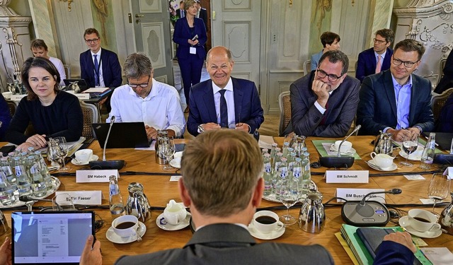 Entspannte Gesichter der Bundesregieru...hrend der Klausur auf Schloss Meseberg  | Foto: John Macdougall (dpa)