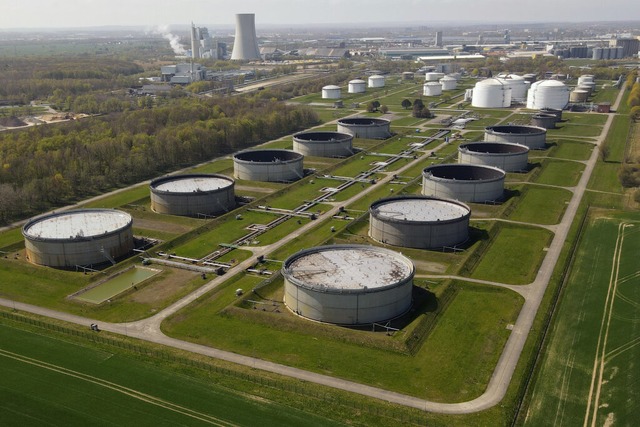 Das Grosstanklager lhafen Rostock (G...gietrgern aus Russland zu verringern.  | Foto: Bernd Wstneck (dpa)