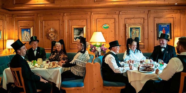 Mitglieder der Markgrfler Trachtengruppe beim Vorkosten im Gasthaus Schwanen  | Foto: Privat