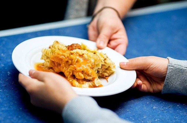 Ein Mittagessen  wird ausgegeben.  | Foto: Hauke-Christian Dittrich (dpa)