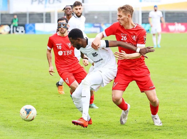 Ibrahima Diakite)Mitte) traf erneut fr die Nullachter  | Foto: Roger Mller