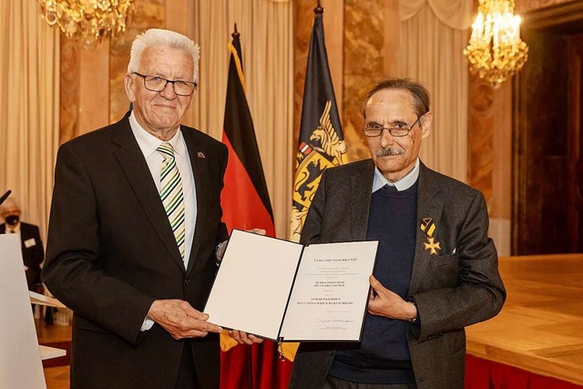 Aus den Hnden von Ministerprsident W...hielt Georg Cremer den Verdienstorden.  | Foto: Staatsministerium Baden-Wrttemberg