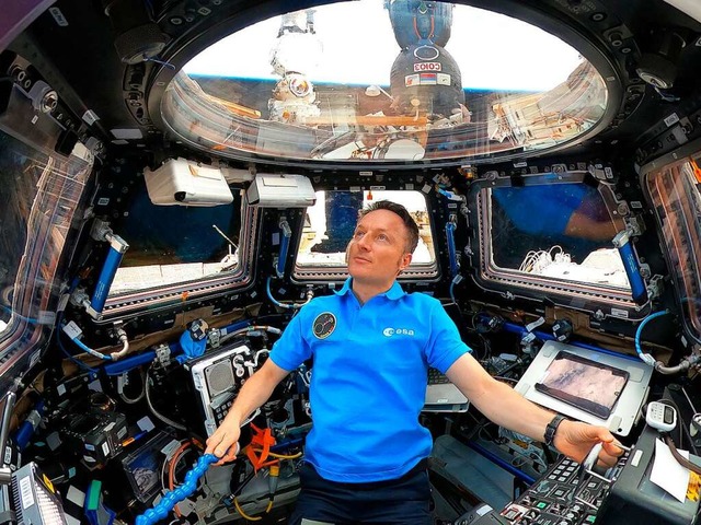 Astronaut Matthias Maurer blickt von d...tionalen Raumstation ISS auf die Erde.  | Foto: -- (dpa)
