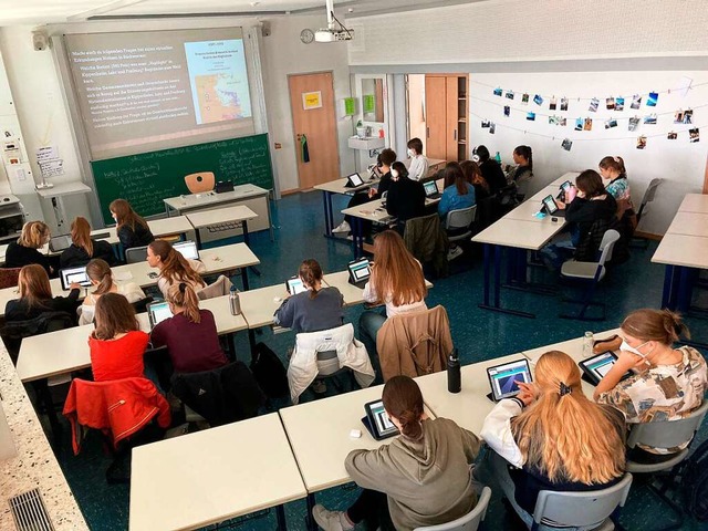 Zum Abschluss des Projekts stellten si...se des St. Ursula Gymnasiums Freiburg.  | Foto: Tobias Roth