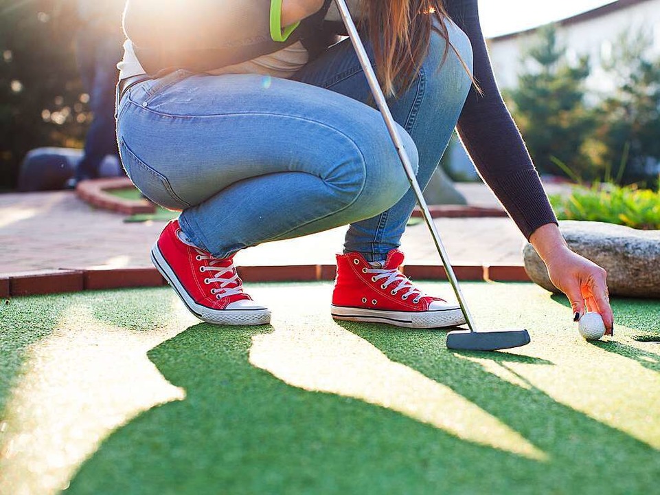 Eine Runde Minigolf gegen die Mama?  | Foto: romanruzicka  (stock.adobe.com)