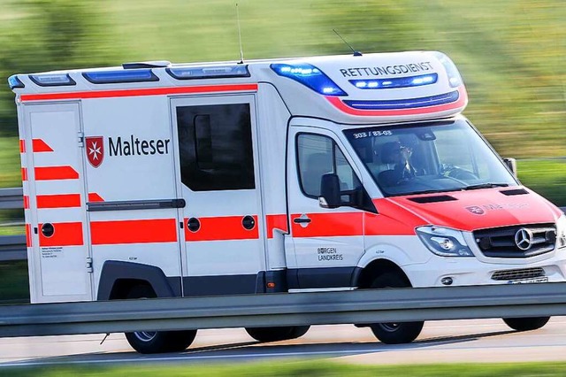 Der Rettungsdienst brachte die Radfahrerin in ein Krankenhaus.  | Foto: Jan Woitas (dpa)