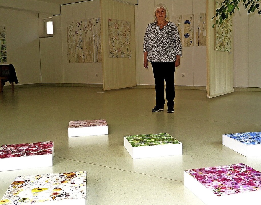 Elsbeth Nusser-Lampe mit der Bodeninst...ihren Textilkunstwerken im Hintergrund  | Foto: Dorothee Philipp