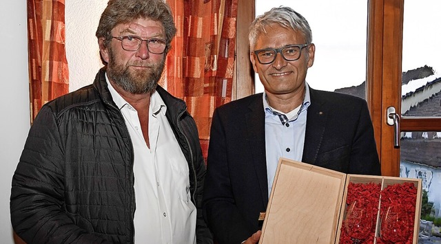 Der Winzer Thomas Eckerlin erhielt von...m Anstoen in doppelter Ausfertigung.   | Foto: Volker Mnch