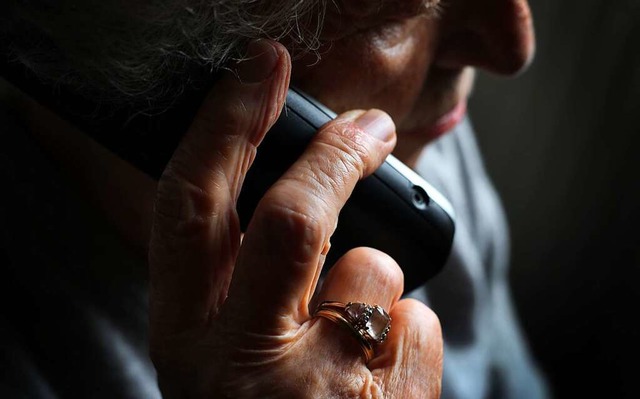Eine 88-Jhrige aus Lrrach wurde Opfer eines Telefonbetrugs.  | Foto: Karl-Josef Hildenbrand
