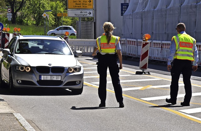 50 Euro kostet es, wenn Autofahrer die...orieren &#8211; wie dieser BMW-Fahrer.  | Foto: Nicolai Kapitz