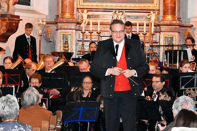 Die Trachtenkapelle Heuweiler verabsch...g von ihrem Dirigenten Christian Ambs.  | Foto: Andrea Steinhart