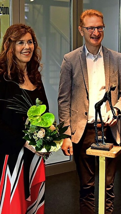 Renate Lotsch und Bürgermeister Thomas Gedemer bei der Vernissage im Torhaus.   | Foto: privat