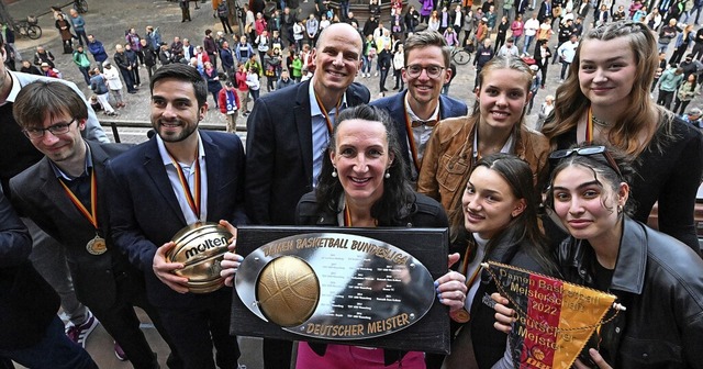 Beim Empfang der Stadt Freiburg am ver...in goldener Ball sowie etwa 300 Fans.   | Foto: Achim Keller