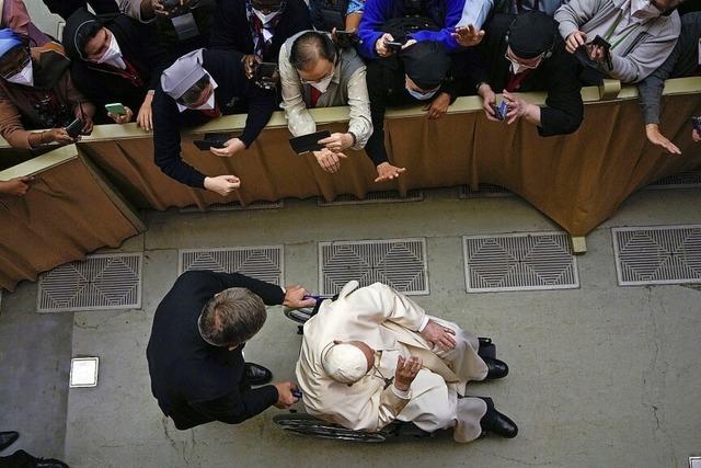 Papst Franziskus zeigt sich erstmals öffentlich im Rollstuhl